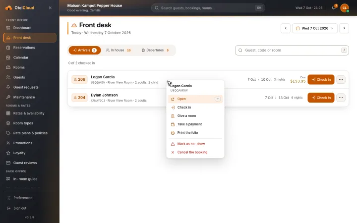 Right-clicking an arrival on the front desk opens a menu: open the booking, check in, give a room, take a payment, print the folio, mark as no-show or cancel